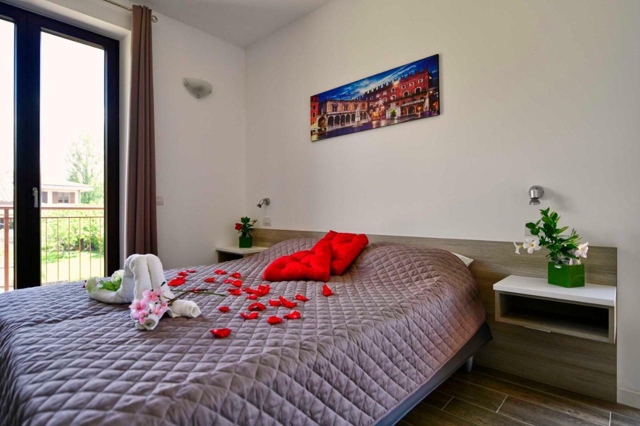 Welcome Traveller Divine Cecile Garda  Exterior photo